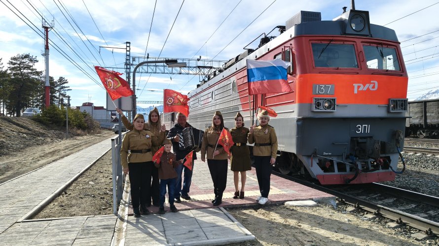8 мая — сотрудники Культурно-досугового центра «Туяна» провели сразу две важные акции на железнодорожной станции Новый Уоян: «Георгиевская лента» и «Песни Великой Победы».